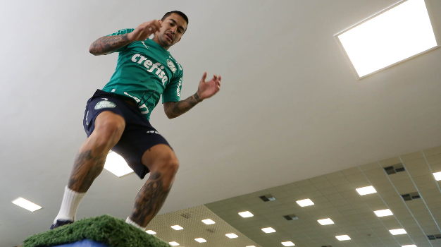 Elenco inicia a quarta-feira com atividades físicas