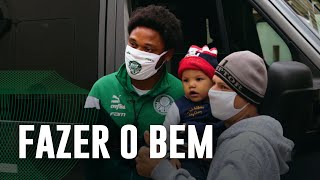 Palmeiras e Puma transformam camisas em cobertores e doam com ajuda de Luiz Adriano e mascotes