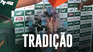Abel recebe “presente” do elenco na coletiva pós-título; assista