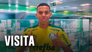TV Palmeiras: jogadores da base conhecem a nova Sala de Troféus