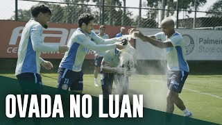 Luan faz aniversário e é “homenageado” pelos companheiros; assista