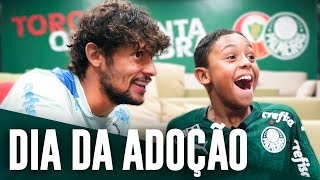 Dia da adoção: Scarpa faz surpresa para filho de funcionária do Palmeiras; assista