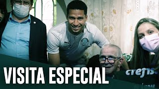 Murilo visita torcedor que se recupera de AVC; assista