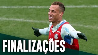 Elenco testa a pontaria em treino de finalização; assista