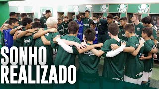 Alunos da escola oficial conhecem a Academia de Futebol; assista