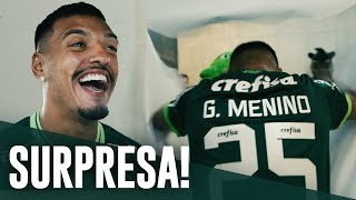 Gabriel Menino e sócios-torcedores levam taça da Supercopa à Sala de Troféus; assista