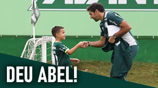 Vídeo: Palmeiras treina e Abel desafia filho de Mayke para um gol a gol
