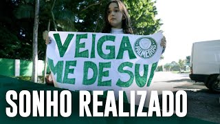 Torcedora impedida pela PM de entrar no Allianz Parque com cartaz conhece Raphael Veiga; assista