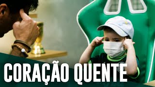 Família que usou o livro de Abel como inspiração durante tratamento de doença rara visita o Palmeiras; assista