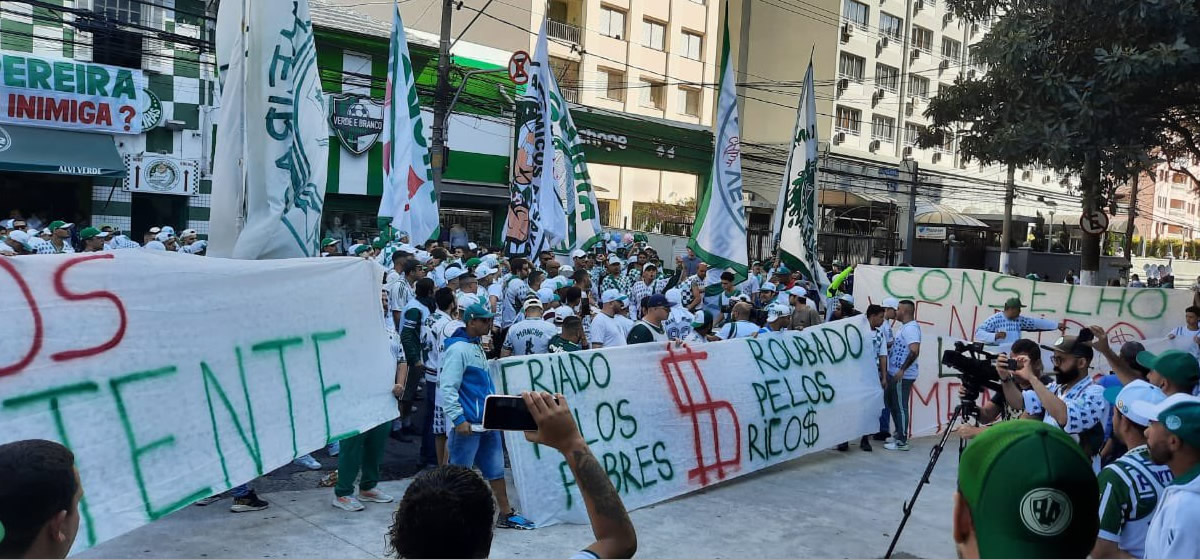 Com Leila Pereira e Anderson Barros de alvos torcida protesta antes de Palmeiras x Fortaleza