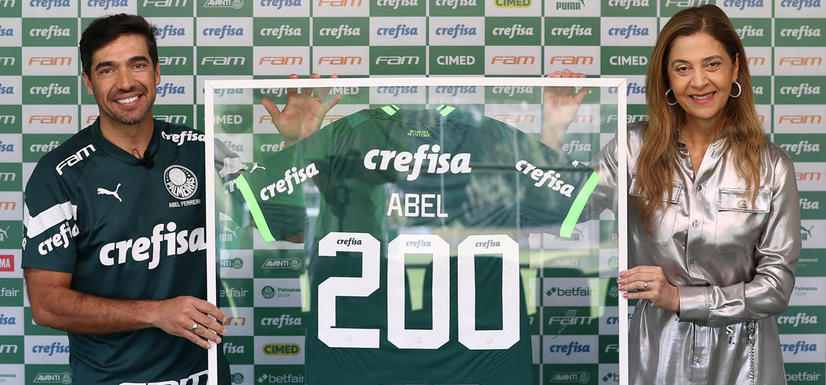 Abel recebe homenagem pelos 200 jogos à frente do Palmeiras