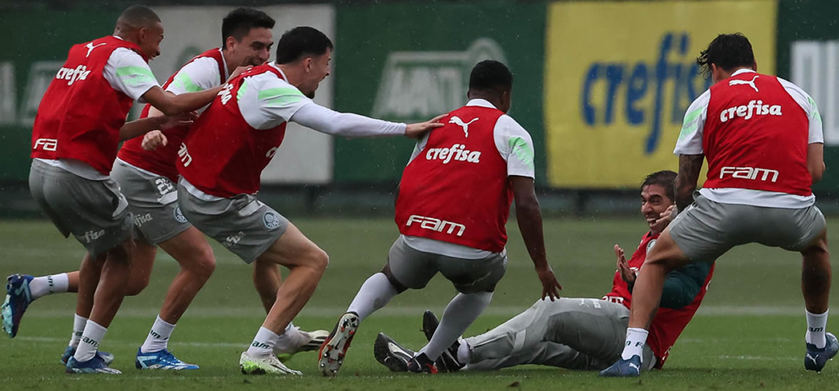 Fotos: Abel participa de rachão e jogadores fazem "montinho" nele após gol