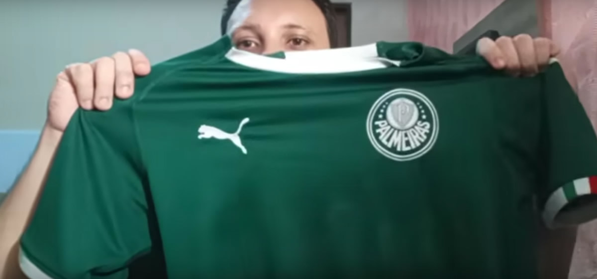 Vídeo de torcedor ensinando a remover patrocínio da camisa do Palmeiras viraliza; assista