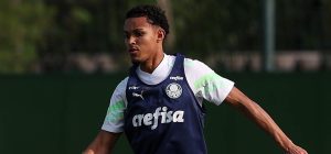 Candidato a titular, Lázaro projeta duelo contra o Botafogo-SP: “O Palmeiras tem que se impor”