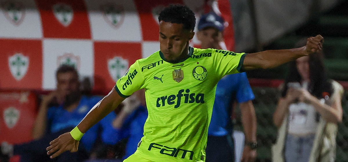 Abel responde sobre poucas chances a Lázaro: "Tiro quem?"