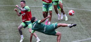 Vídeo: Abel quase marca golaço de voleio em rachão do Palmeiras