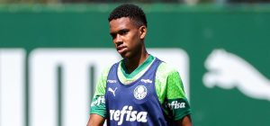 Estêvão agradece conselhos de companheiros e puxões de orelha de Abel: “Aprendi bastante”