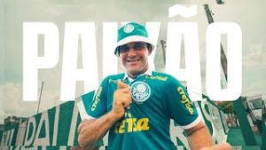 Torcedor mineiro cria museu do Palmeiras na própria casa; assista