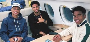 Foto: Ríos, Murilo e Endrick no avião da Leila rumo ao Brasil