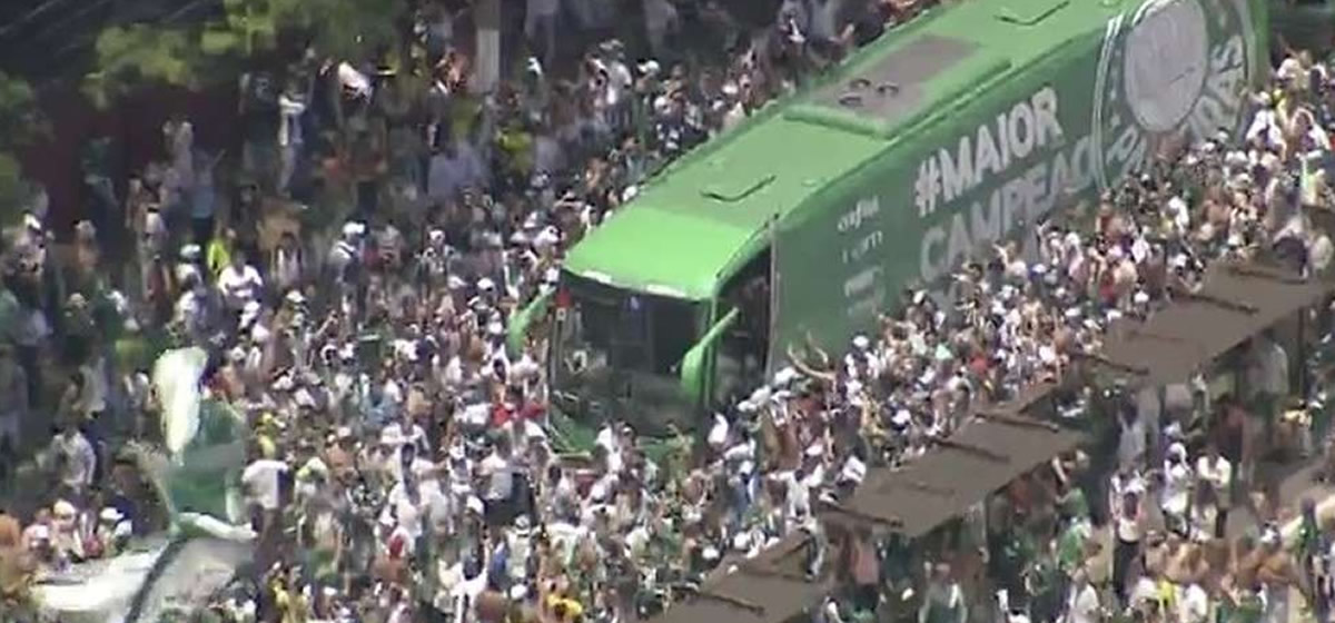 Fotos e vídeos: torcida do Palmeiras faz corredor da Academia ao Allianz Parque