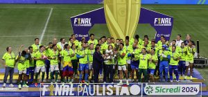 Festa em campo, entrega da taça, banho em Abel… Veja vídeos pós-título Paulista