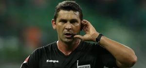 VAR que inventou pênalti pro Flamengo vai trabalhar em Palmeiras x Internacional