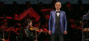Foto: Andrea Bocelli se apresenta no Allianz Parque e ganha camisa do Palmeiras