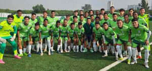Gabriel Jesus visita CT da base do Palmeiras