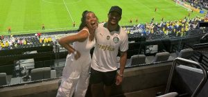 Foto: técnico campeão da NBA acompanha jogo do Brasil com camisa do Palmeiras