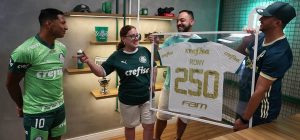 Homenageado pelos 250 jogos, Rony planeja aumentar história no Palmeiras