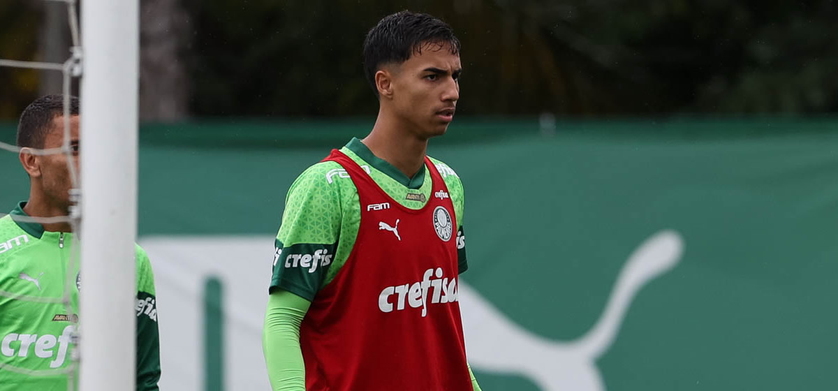 Vitor Reis explica adaptação relâmpago no profissional e projeta duelo contra o Flamengo