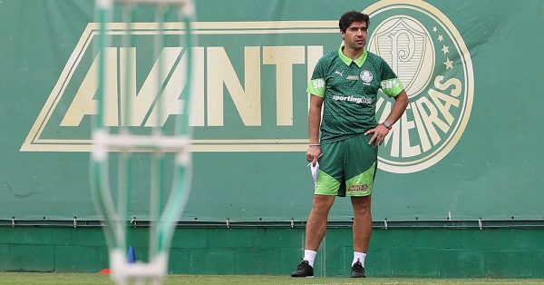 Vídeo: Palmeiras treina com retorno de Abel e de patrocínio novo