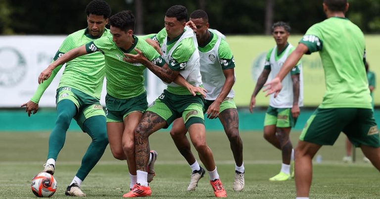 Atuesta treina normalmente no Palmeiras enquanto aguarda propostas