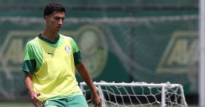 Manchester City formaliza proposta por Vitor Reis; Palmeiras tentará manter zagueiro até o Mundial