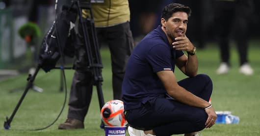Abel se manifesta sobre polêmica do gramado sintético: “Sou a favor da qualidade”