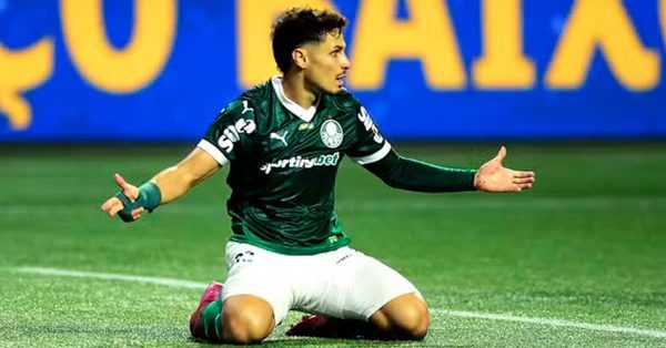 Assessoria desmente jornalista sobre possível pedido de Raphael Veiga para deixar o Palmeiras