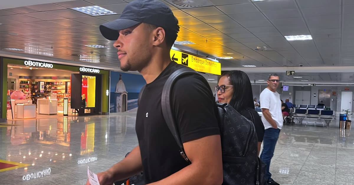 Vitor Roque chega ao Brasil para se apresentar ao Palmeiras