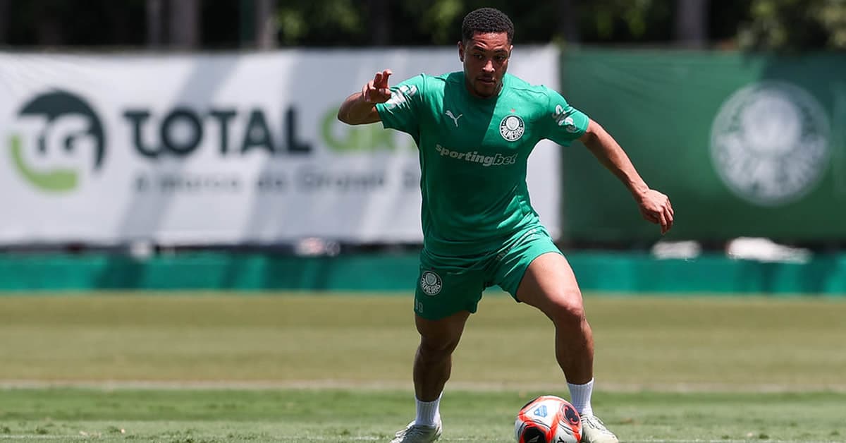 Fotos: Vitor Roque faz primeiro treino no Palmeiras