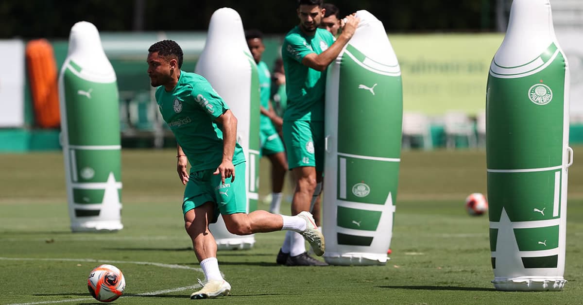 Vídeo: Vitor Roque faz gol de cavadinha em treino do Palmeiras