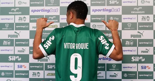 Vitor Roque veste a 9 do Palmeiras e avisa que está pronto para estrear: “Depende do Abel”