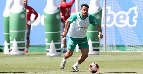 Vitor Roque admite dificuldade no Brasileiro e vê Palmeiras focado na Libertadores