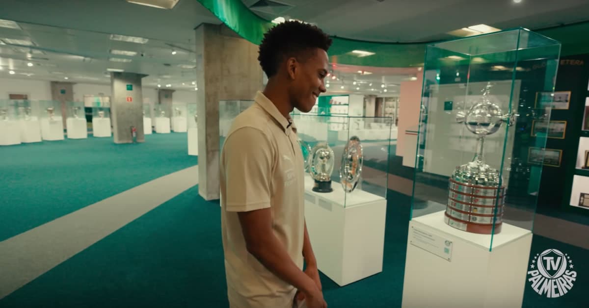 Vídeo: Estêvão conhece a sala de troféus do Palmeiras