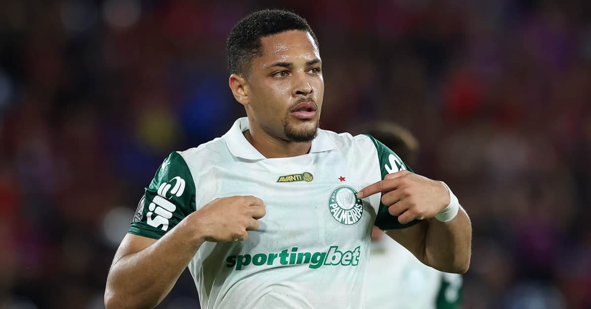 Vitor Roque comemora gol difícil após perder chance fácil: "Vida de atacante é assim"