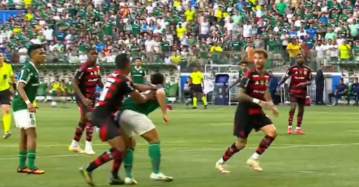 Vídeo: antes de inventar pênalti pro VARmengo, arbitragem sonegou um em Vitor Roque