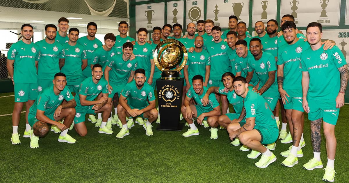 Fotos: troféu do Super Mundial "visita" elenco do Palmeiras na Academia