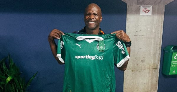 Foto: Terry Crews ganha camisa do Palmeiras após acompanhar vitória sobre o Bolívar