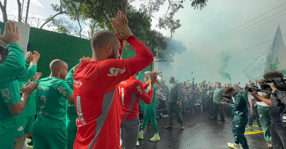 Fotos e vídeos: torcida apoia elenco do Palmeiras no último treino antes da viagem para o Mundial