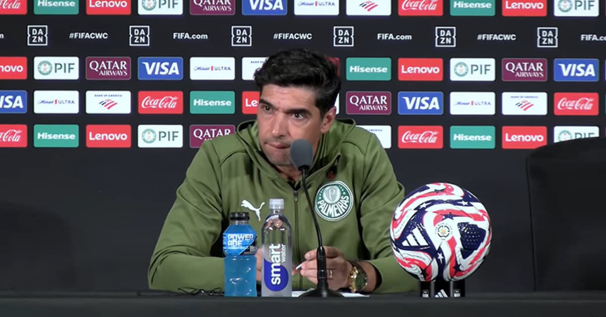 Abel fala sobre reencontro com Al Ahly e não adianta se manterá Vitor Roque no time titular