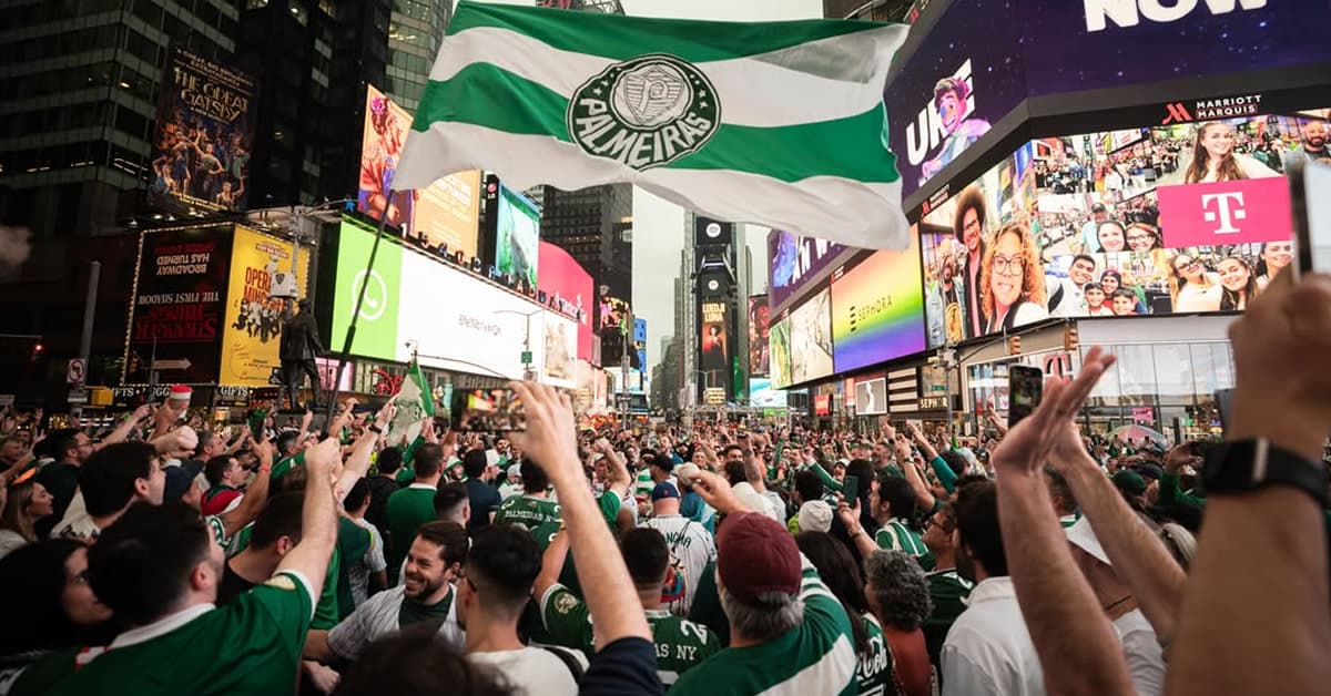 Vídeos: torcida do Palmeiras invade a Times Square, em Nova York