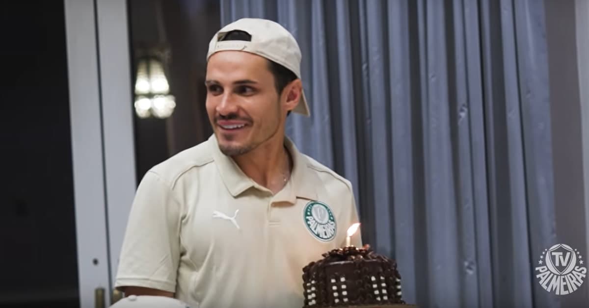 Vídeo: Raphael Veiga completa 30 anos e ganha festa na concentração